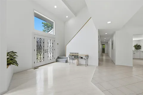 $1,750,000 | 4 Laurelwood Court, Dix Hills, NY 11746