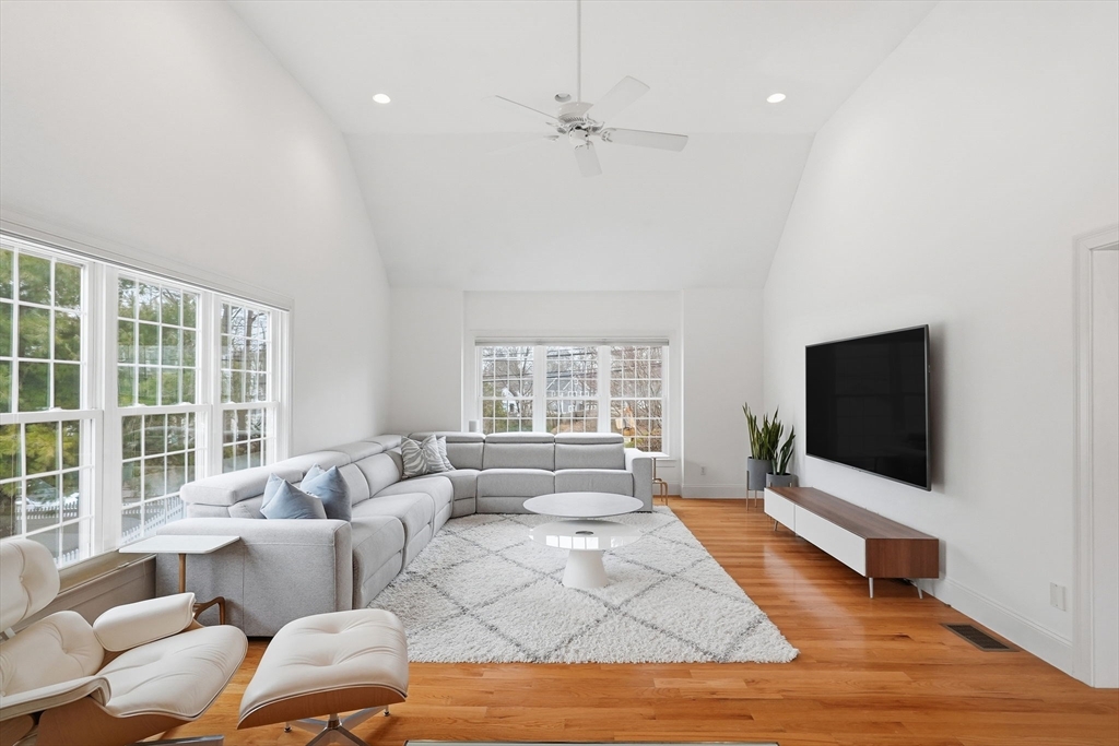 259 Central Avenue Needham, MA 02494 - Photo 4 of 38