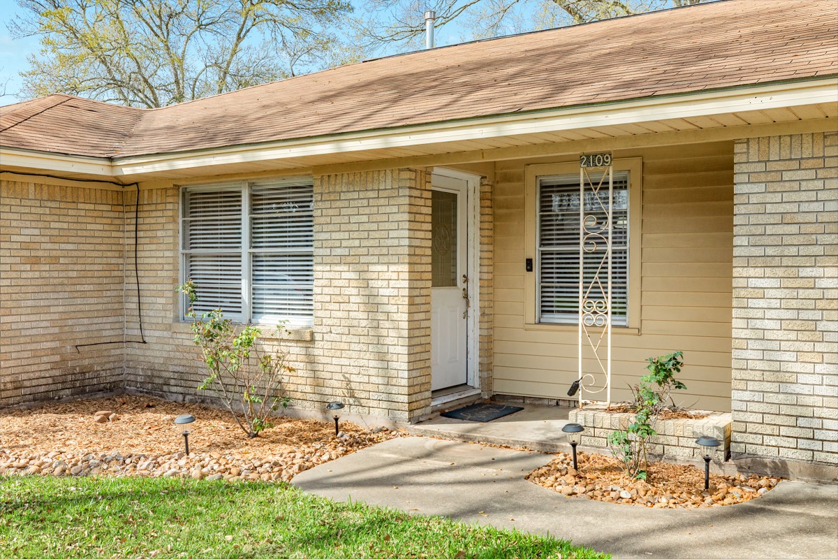 2109 North Tinsley Street Angleton, TX 77515 - Photo 4 of 27