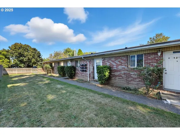 a view of a yard in front of house