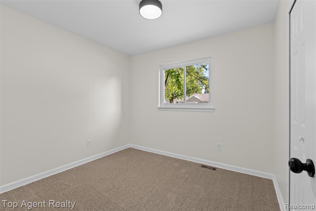 13738 Toepfer Road Warren, MI 48089 - Photo 16 of 47