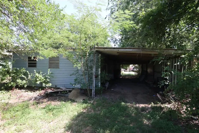 a view of backyard with a tub