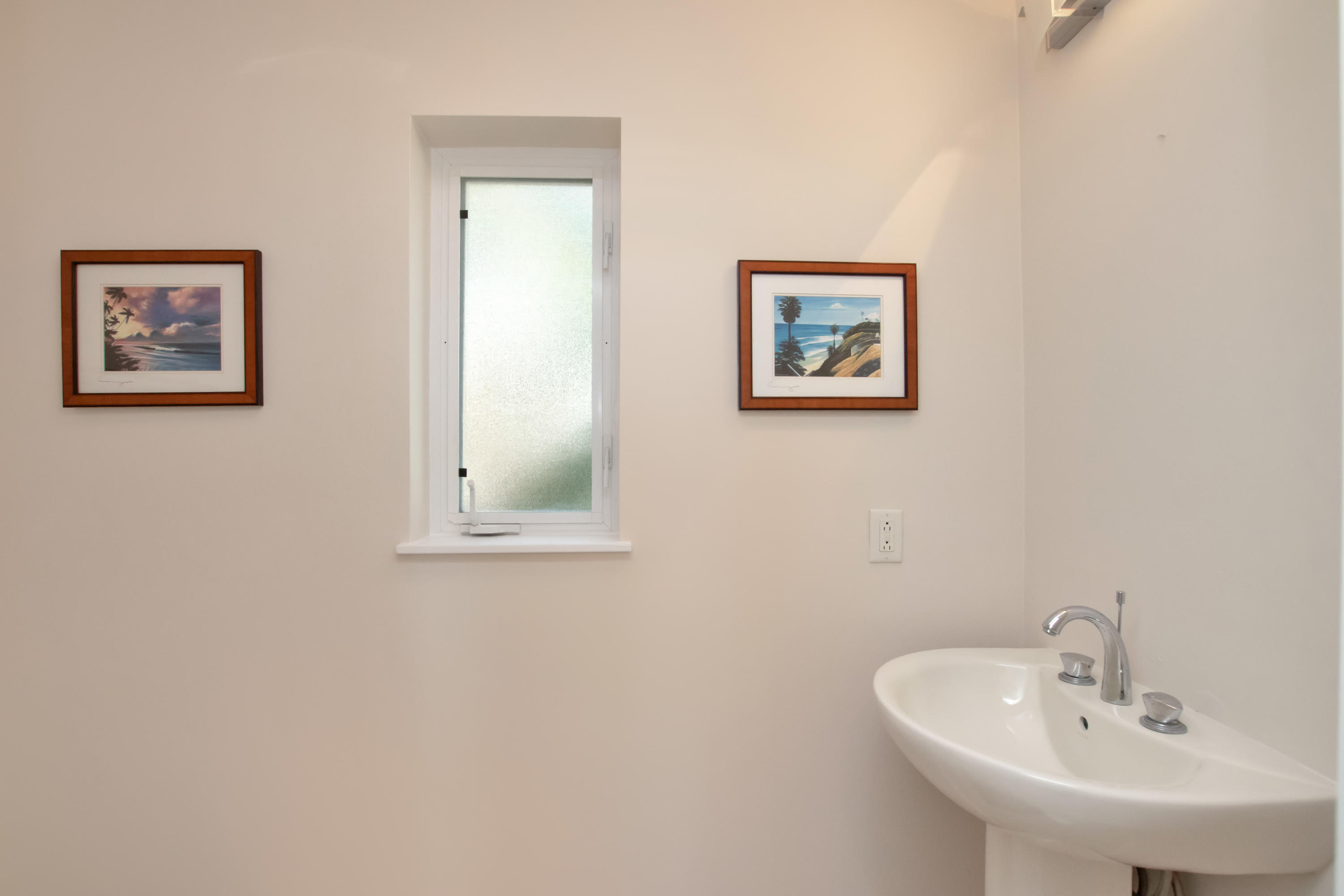 1203 Mockingbird Road Key Largo, FL 33037 - Photo 38 of 72 Powder Room
