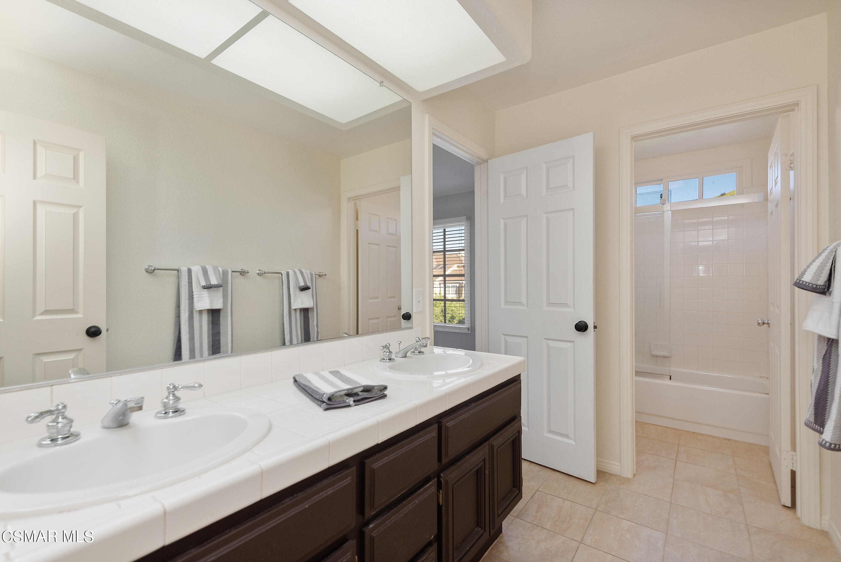116 Valley Gate Road Simi Valley, CA 93065 - Photo 30 of 59 Upstairs Full Bathroom