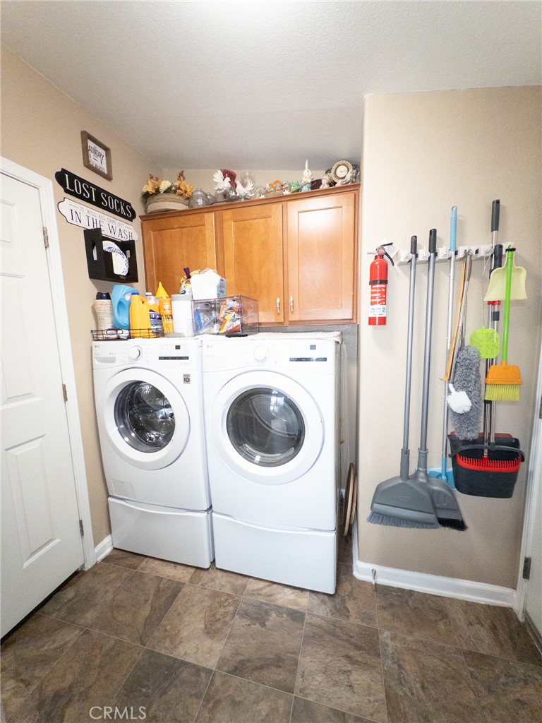 20843 Waalew Road Apple Valley, CA 92307 - Photo 20 of 32 a utility room with dryer and washer