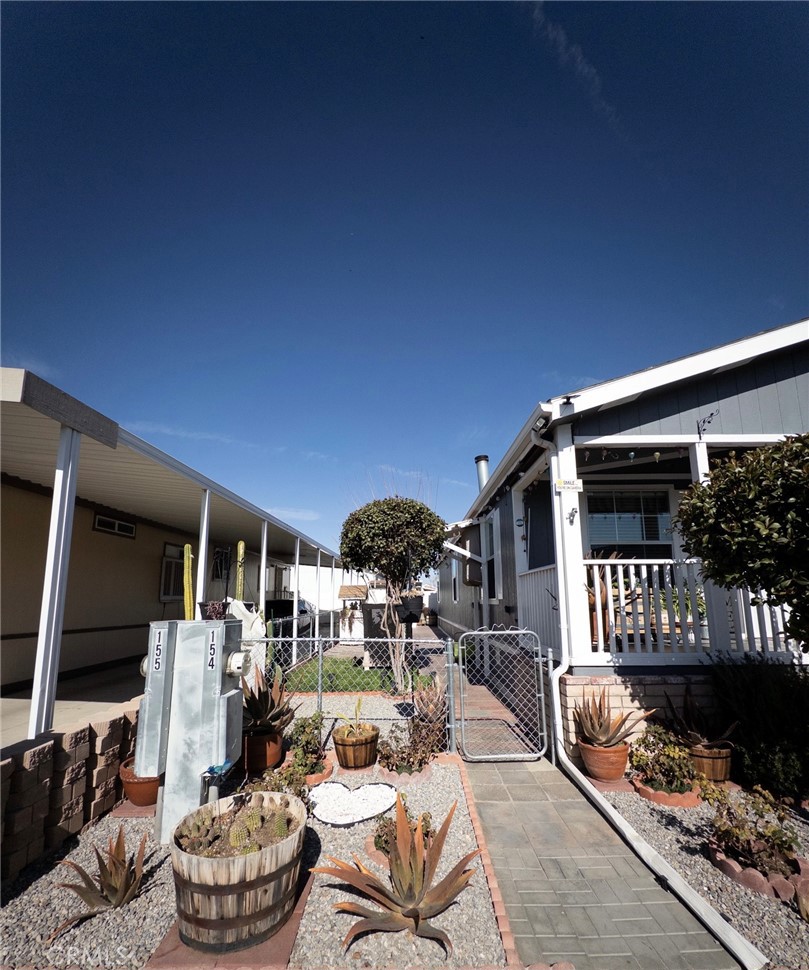 20843 Waalew Road Apple Valley, CA 92307 - Photo 4 of 32 a living room with furniture and a floor to ceiling window