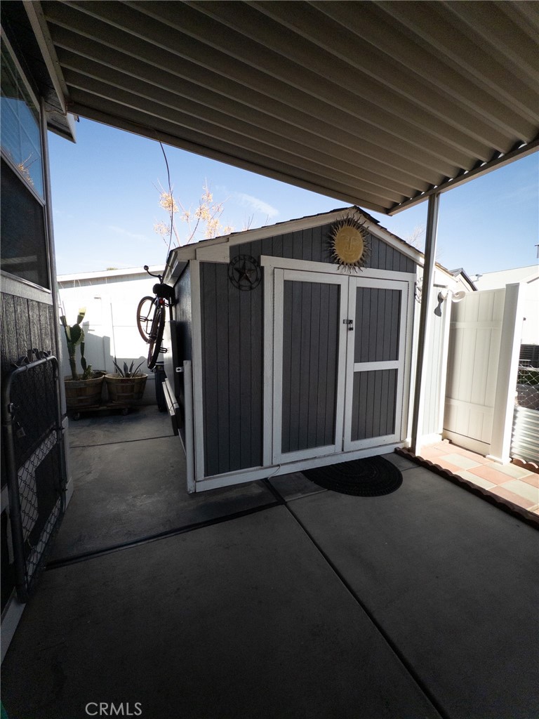 20843 Waalew Road Apple Valley, CA 92307 - Photo 10 of 32 a view of parking garage
