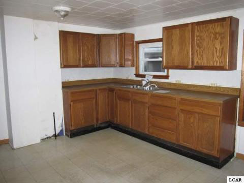 438 Spring Street Adrian, MI 49221 - Photo 3 of 7 954351-2.JPG