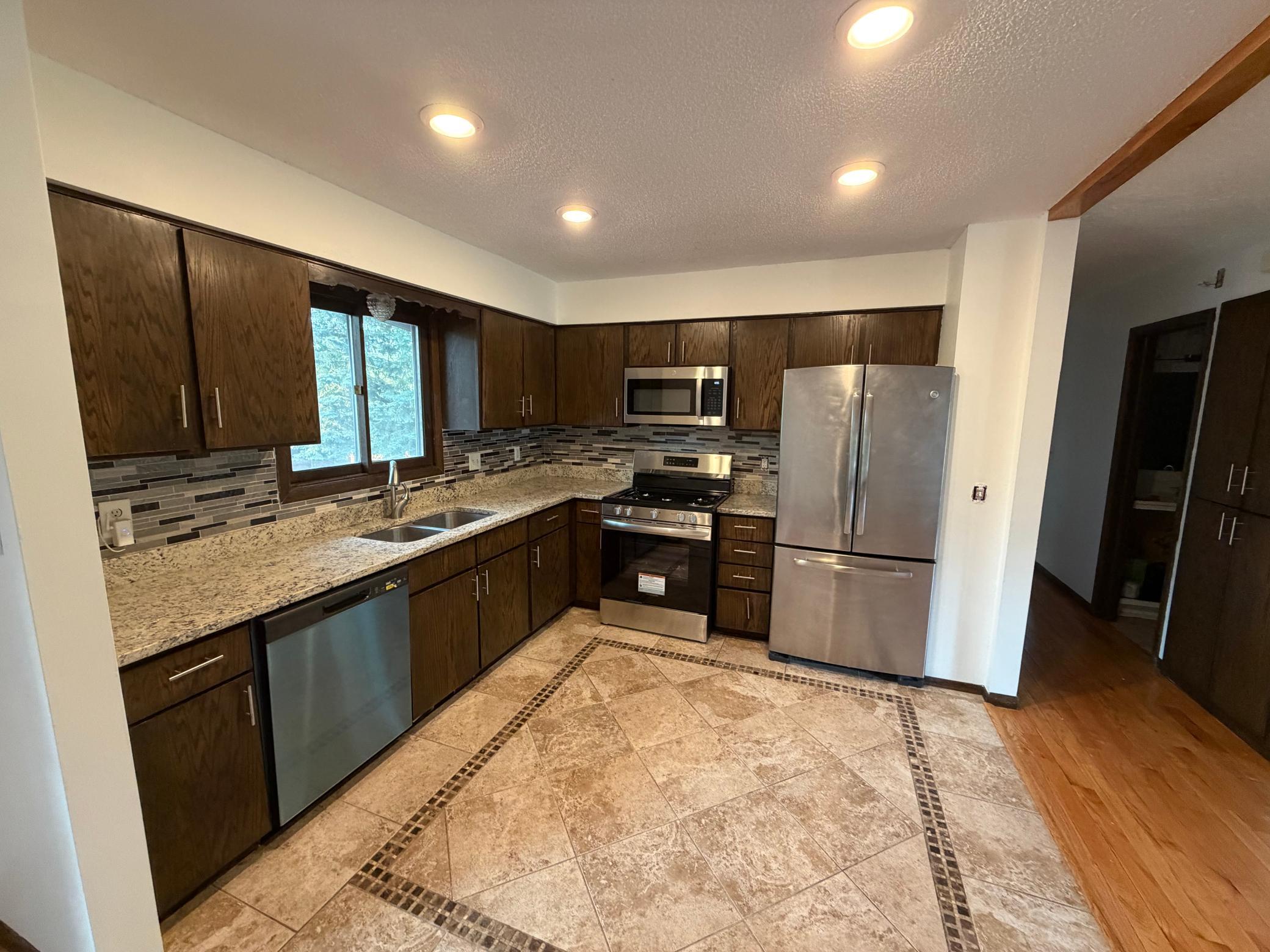404 Cimarron Road Apple Valley, MN 55124 - Photo 4 of 24