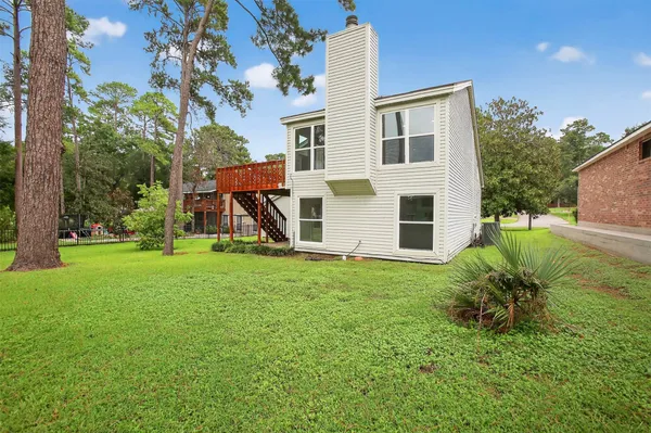a view of a house with backyard and garden