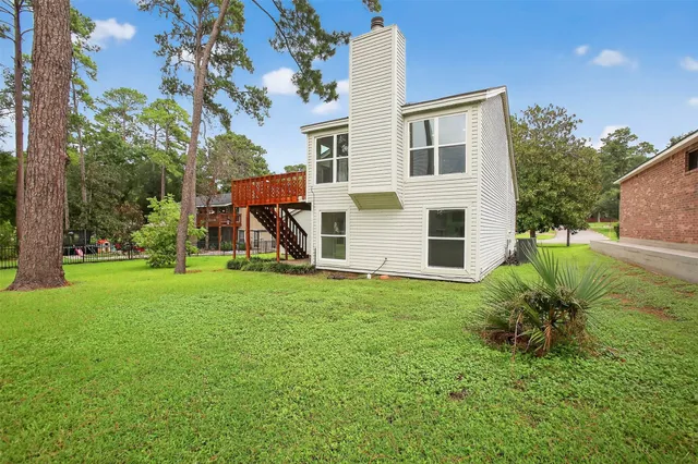 a view of a house with backyard and garden