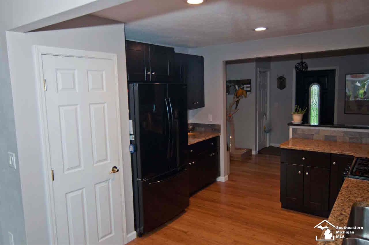 279 Lasalle Road Monroe, MI 48162 - Photo 21 of 33 Kitchen with pantry