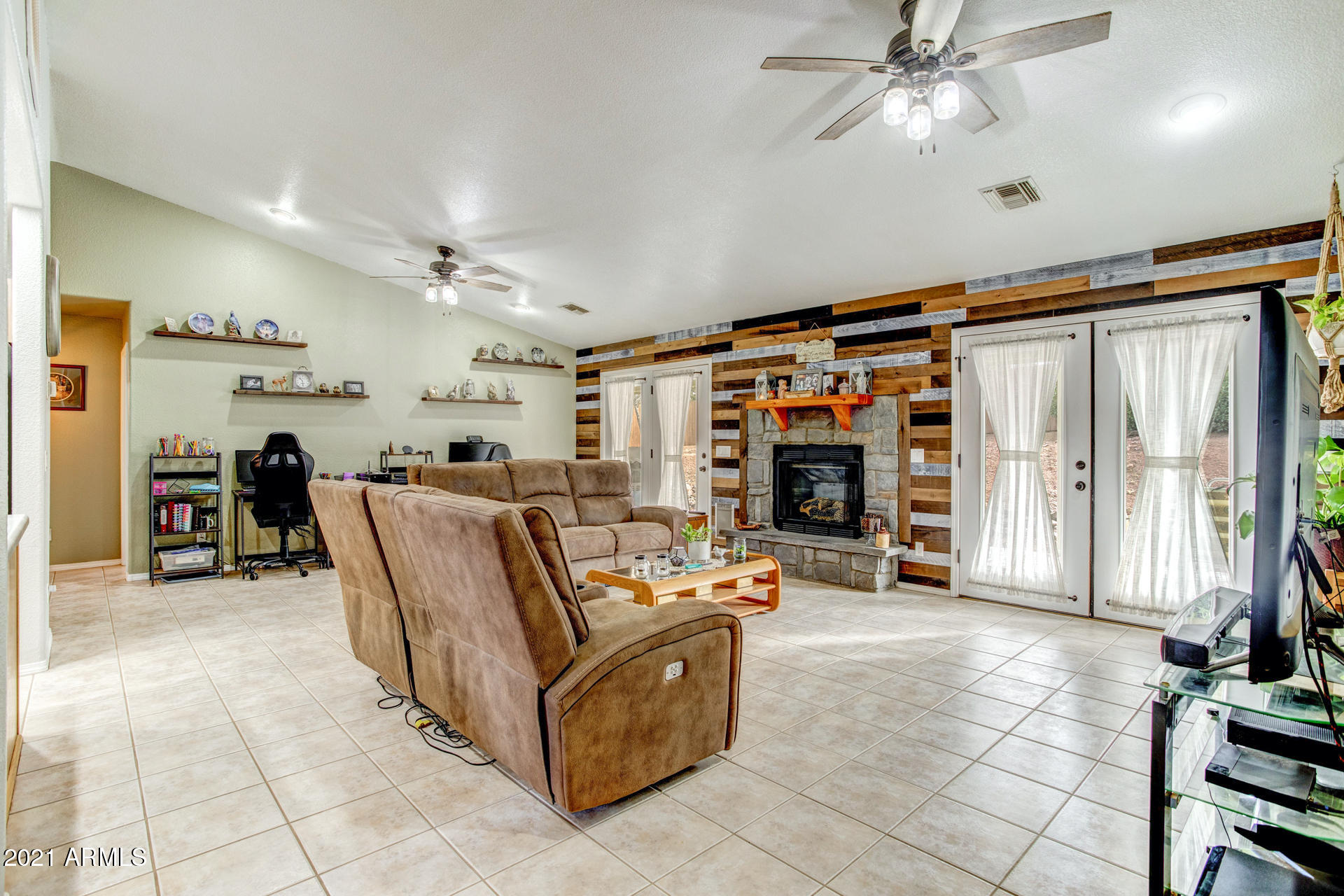 511 North Blue Spruce Road Payson, AZ 85541 - Photo 3 of 25 Living Room (2)