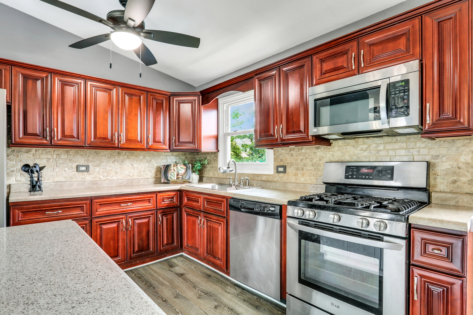 513 White Birch Road Lindenhurst, IL 60046 - Photo 5 of 40 Gallery Image 5