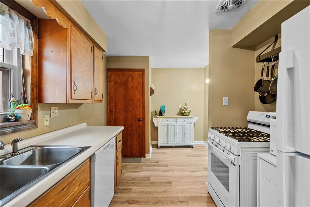 1755 Hallowell Street Pittsburgh, PA 15210 - Photo 21 of 44