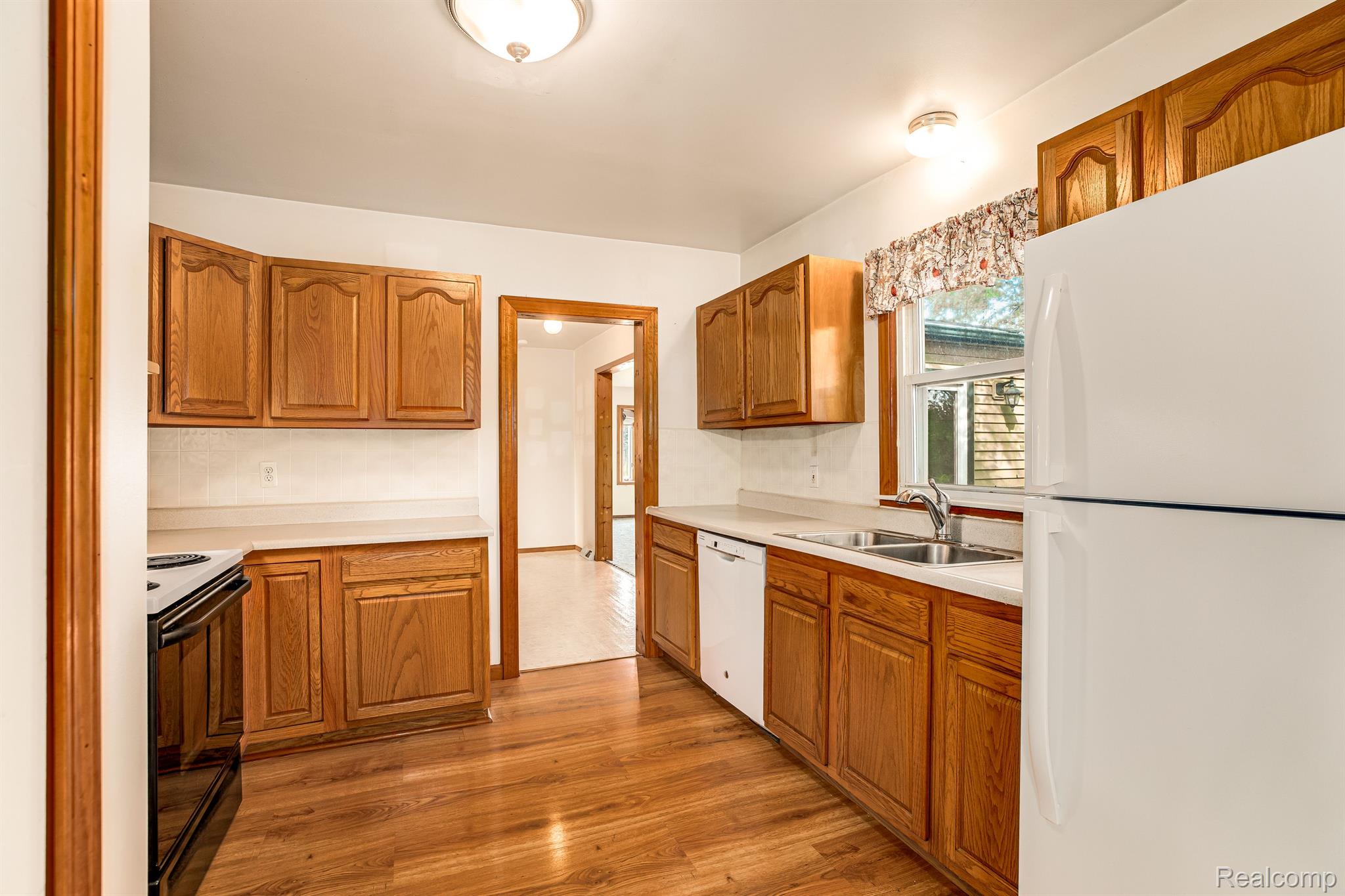 24661 Haggerty Road New Boston, MI 48164 - Photo 7 of 34 Gallery Image 7