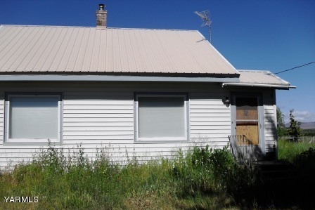 442 Hatton Road Tieton, WA 98947 - Photo 1 of 8 a front view of a house with a yard