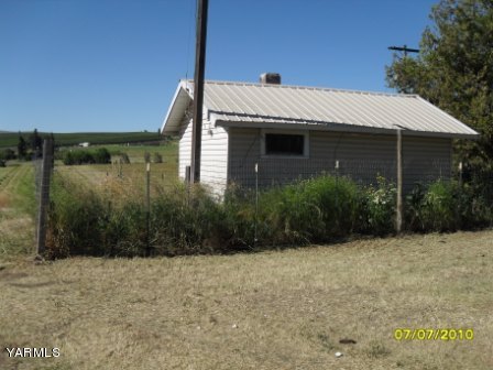 442 Hatton Road Tieton, WA 98947 - Photo 7 of 8 a view of a house with backyard and garden