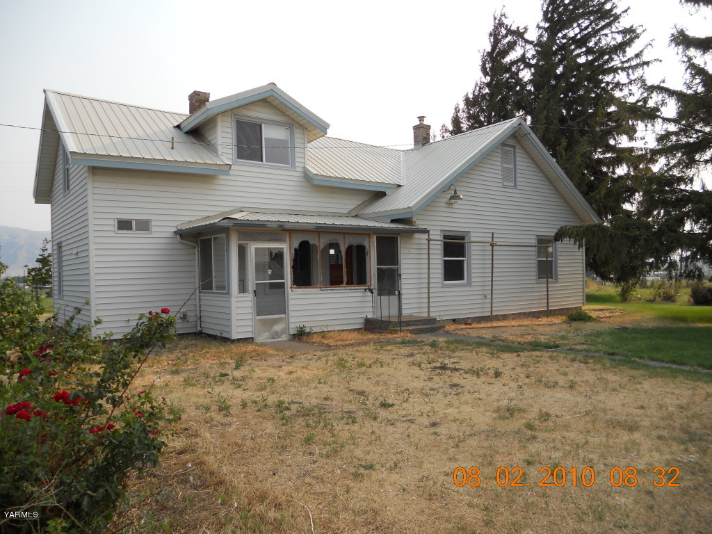 442 Hatton Road Tieton, WA 98947 - Photo 8 of 8 a view of a house with a yard