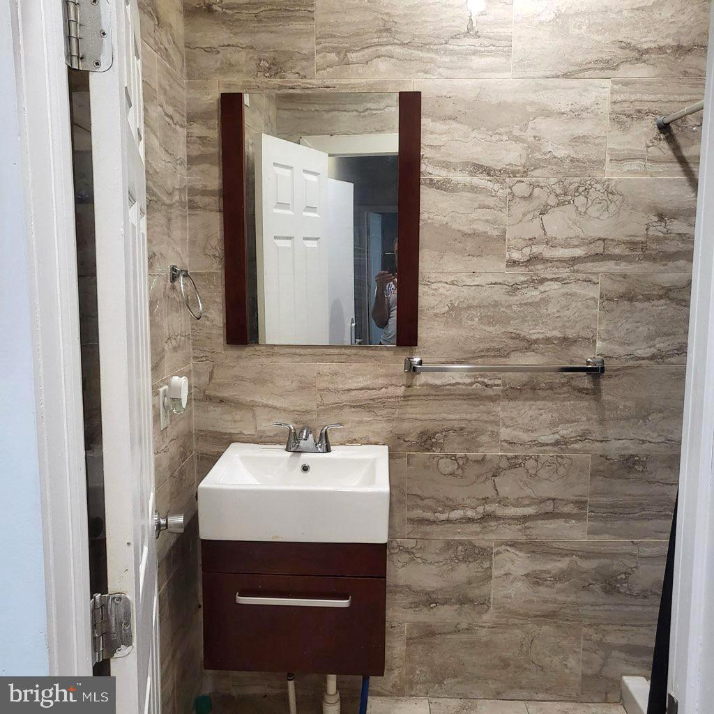 6108 Walnut Street Philadelphia, PA 19139 - Photo 14 of 15 1st flr bath