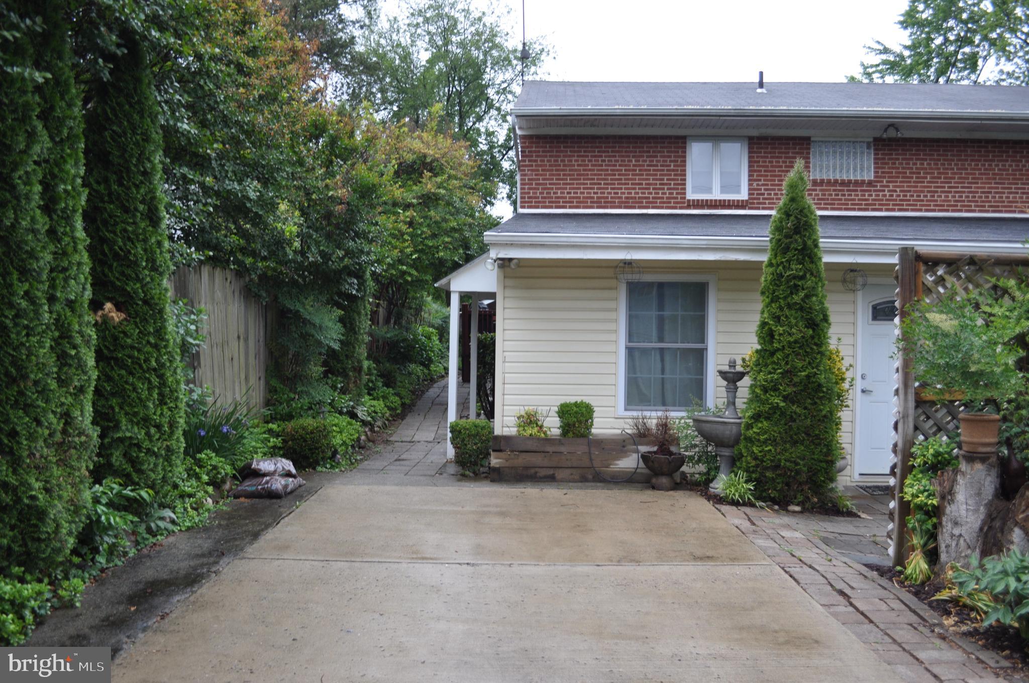 6000 Greentree Road Bethesda, MD 20817 - Photo 2 of 18 Side driveway