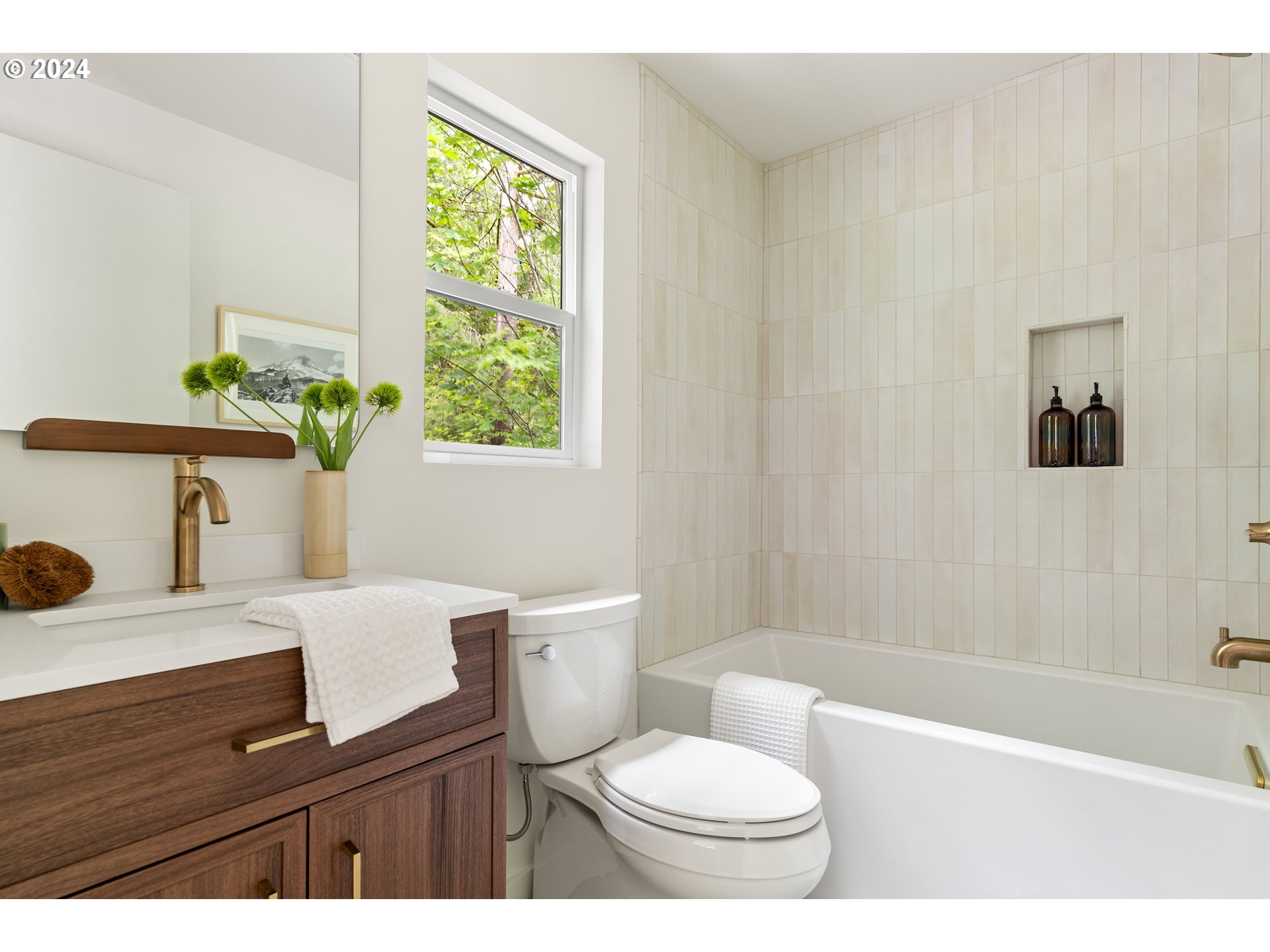 2162 Duncan Creek Road Stevenson, WA 98648 - Photo 18 of 38 a bathroom with a sink and a toilet