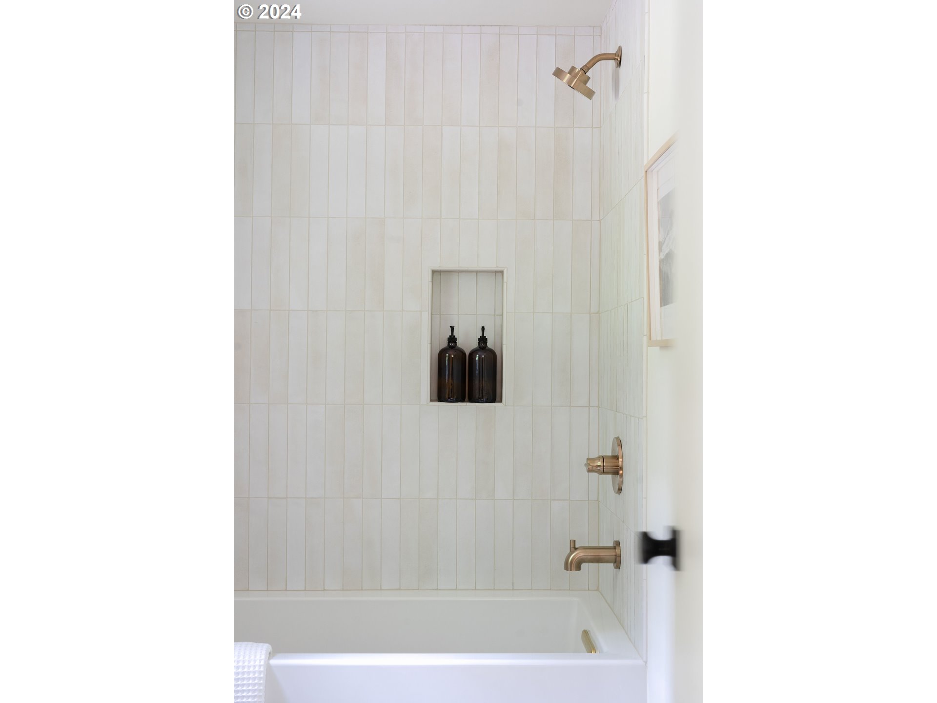 2162 Duncan Creek Road Stevenson, WA 98648 - Photo 19 of 38 a bath tub sitting next to a white sink