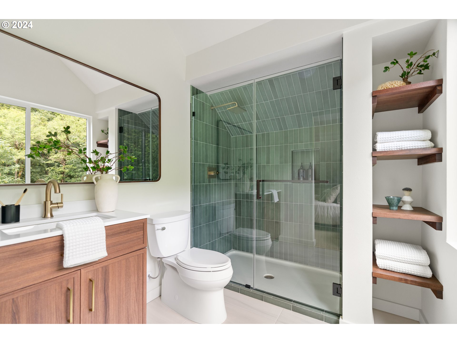 2162 Duncan Creek Road Stevenson, WA 98648 - Photo 25 of 38 a bathroom with a toilet a sink and shower