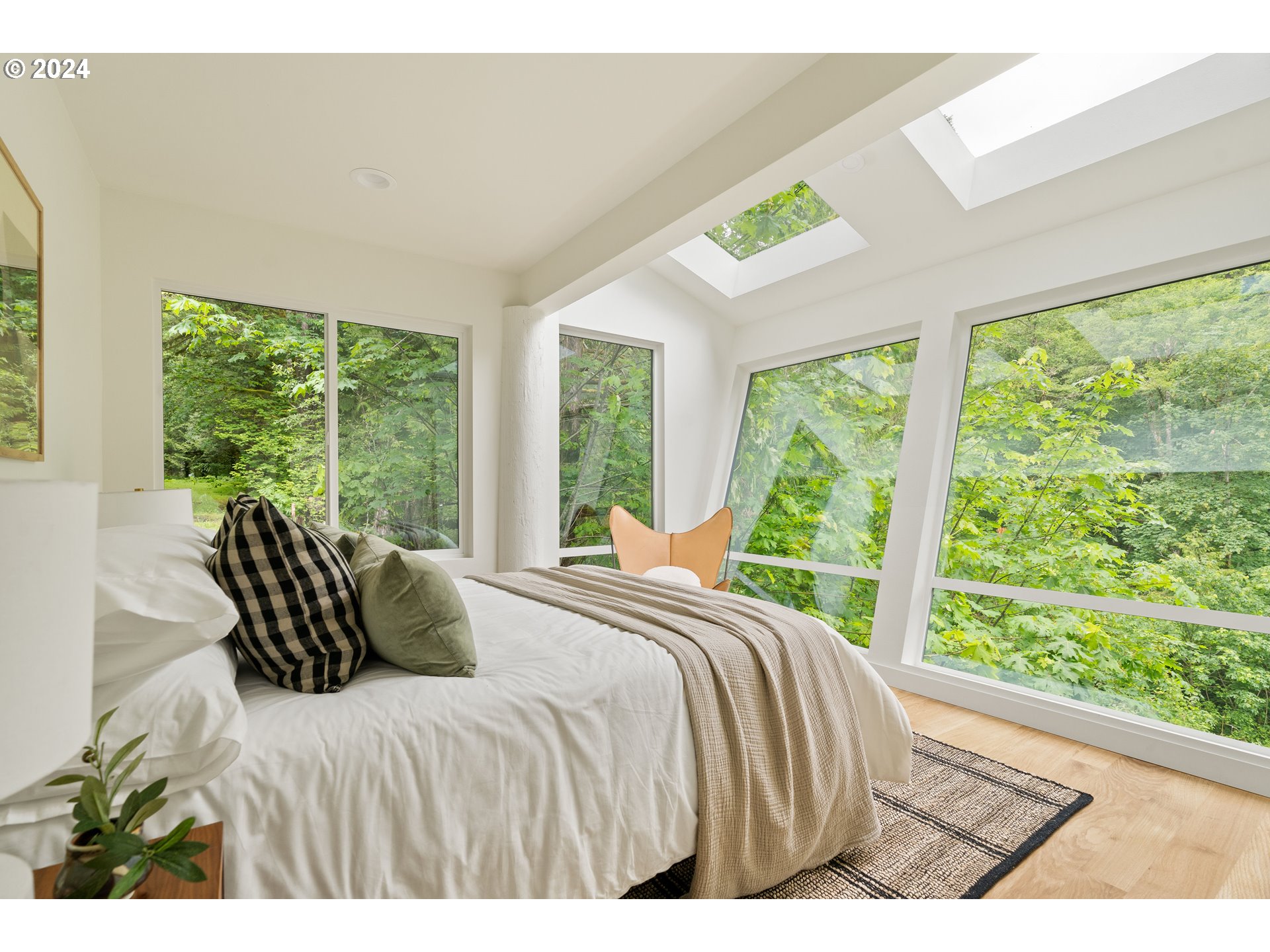 2162 Duncan Creek Road Stevenson, WA 98648 - Photo 7 of 38 a bedroom with a bed and a large window