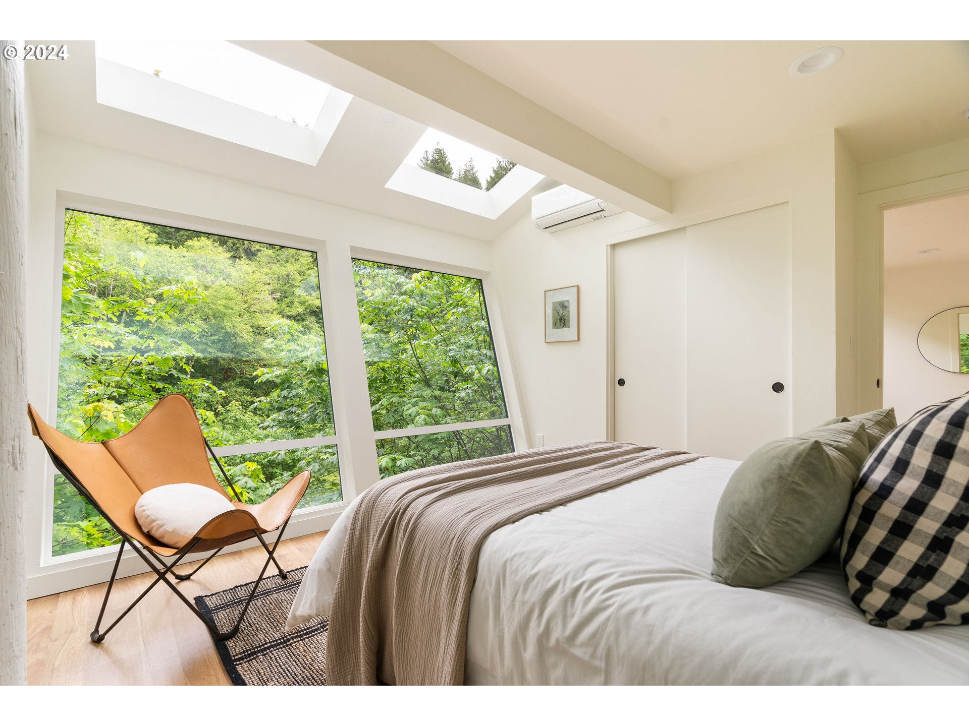 2162 Duncan Creek Road Stevenson, WA 98648 - Photo 8 of 38 a bedroom with a bed and a large window