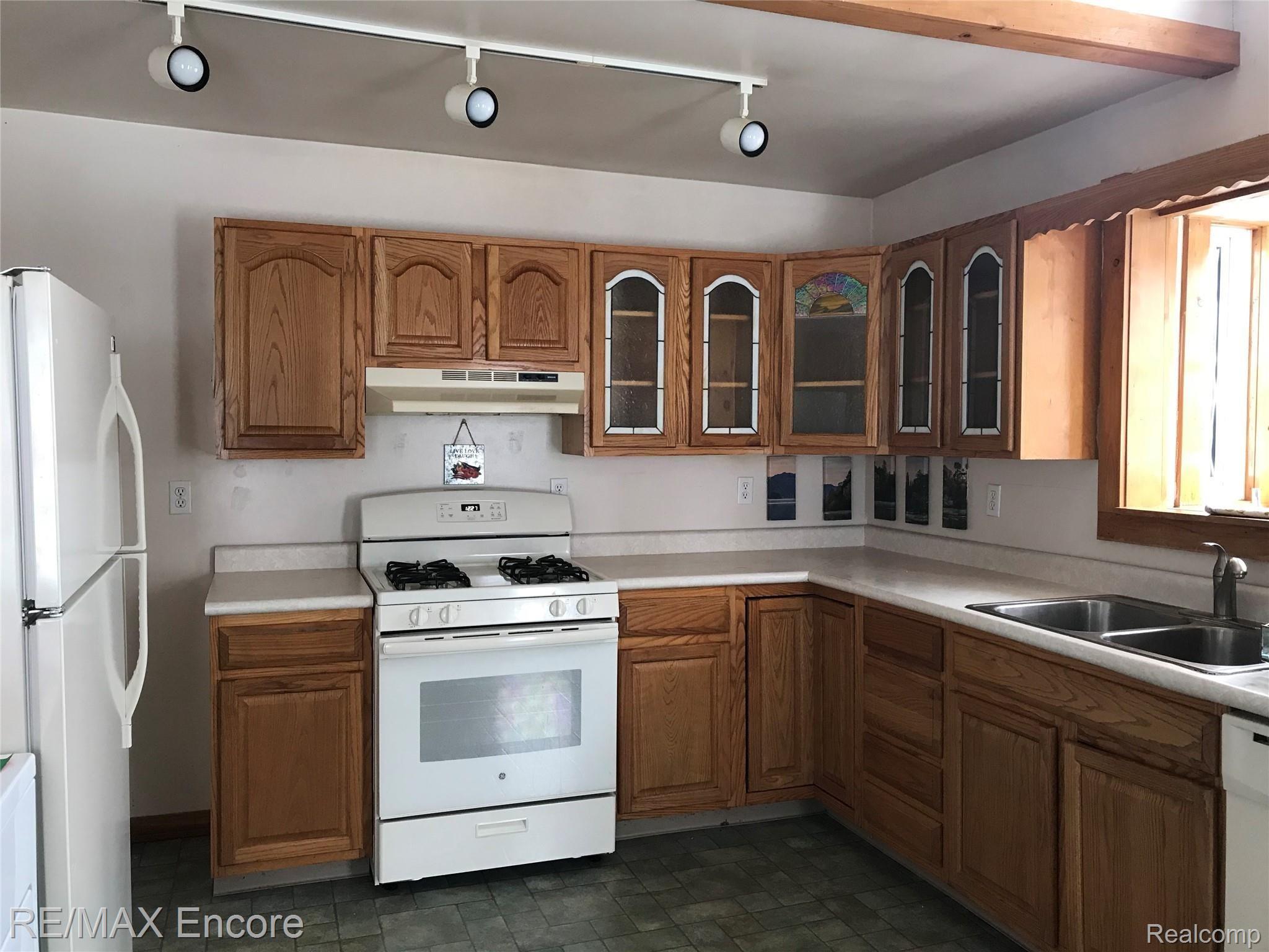 7352 Peet Road Chesaning, MI 48616 - Photo 10 of 50 Spacious and functional kitchen! Lots of counter space!