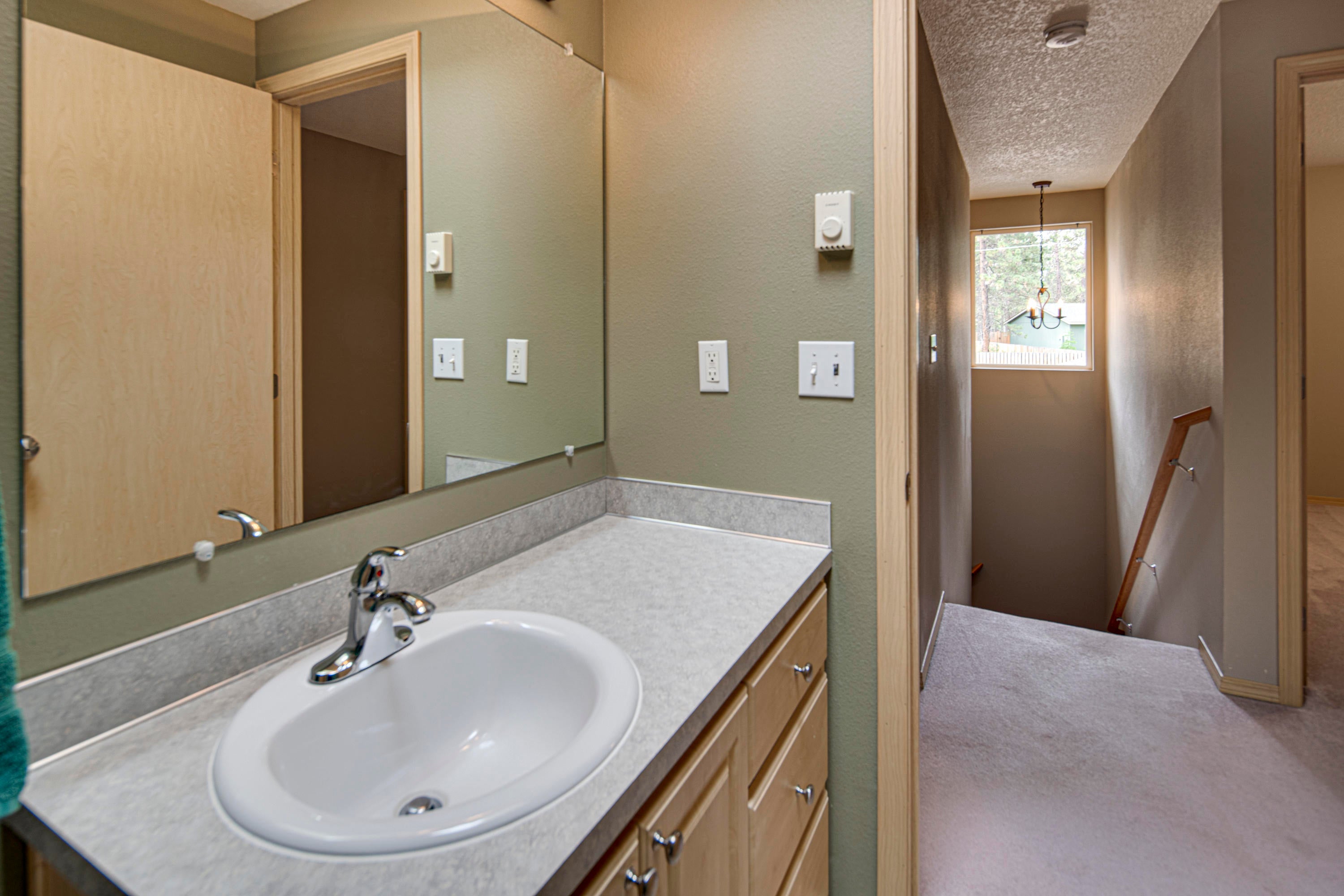 18902 Choctaw Road Bend, OR 97702 - Photo 26 of 38 Upstairs Bathroom