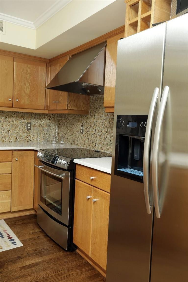 816 Cahaba Road Lexington, KY 40502 - Photo 7 of 25 Sharp looking glass- tiled backsplash!