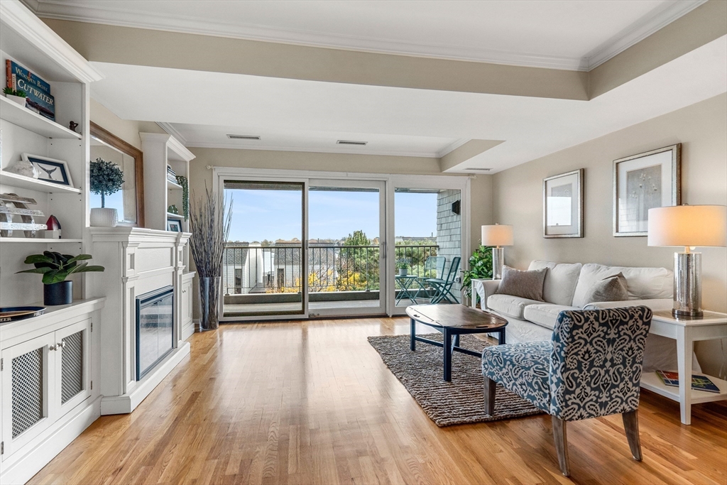 55 Brackett Place, Unit D Marblehead, MA 01945 - Photo 6 of 34 a living room with furniture and a large window