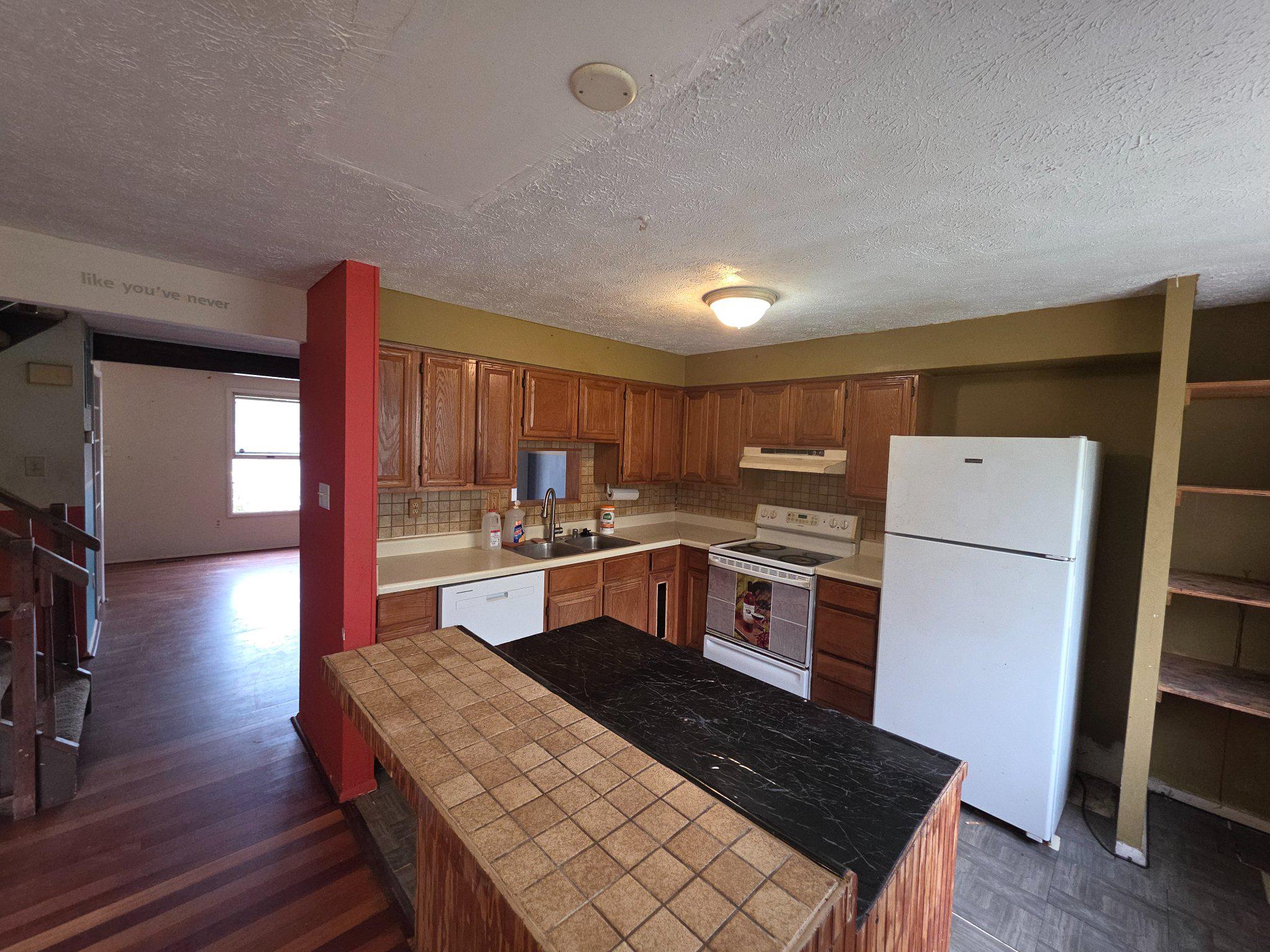 17005 Moss Side Lane, Unit 43 Olney, MD 20832 - Photo 5 of 7 Spacious kitchen