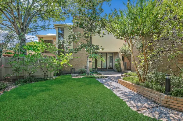 a view of a yard in front of house