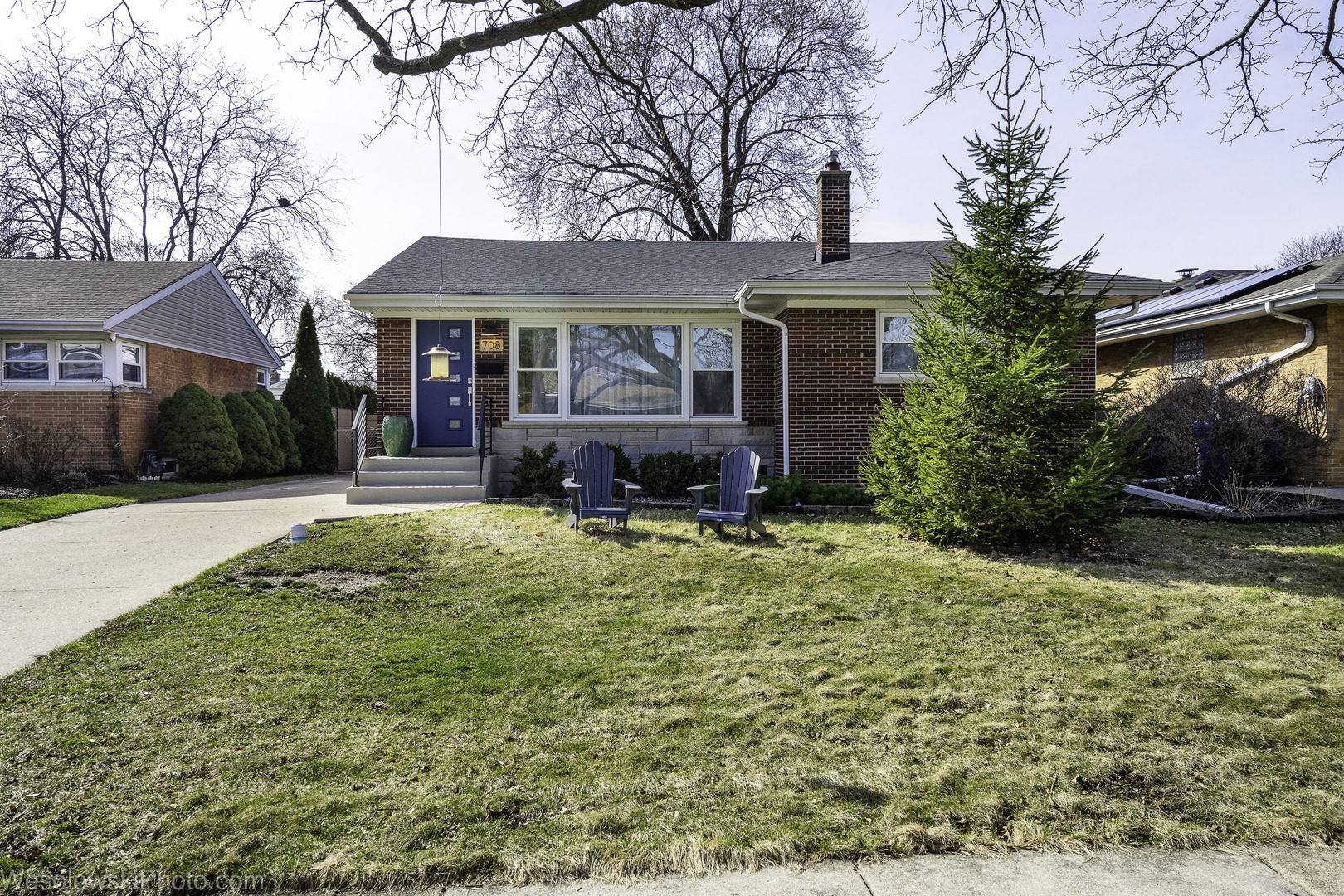 708 North Russel Street Mount Prospect, IL 60056 - Photo 1 of 30 a front view of a house with garden