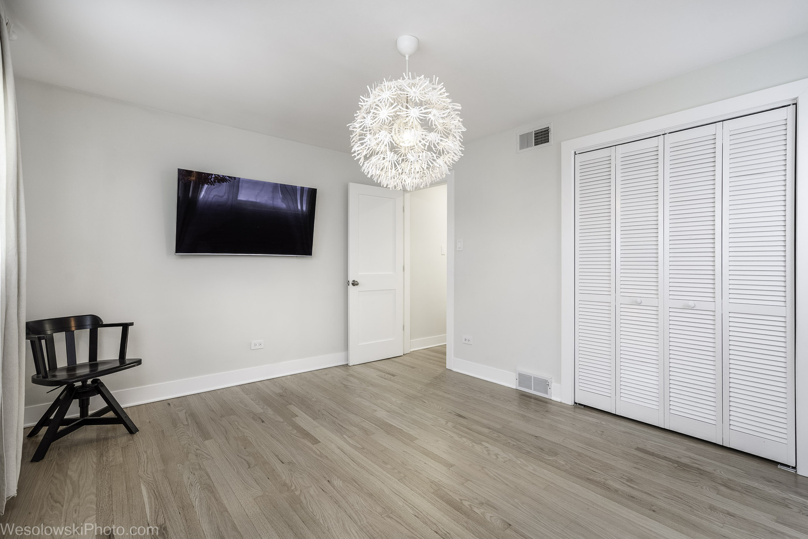 708 North Russel Street Mount Prospect, IL 60056 - Photo 11 of 30 a view of a livingroom with an empty space and a window
