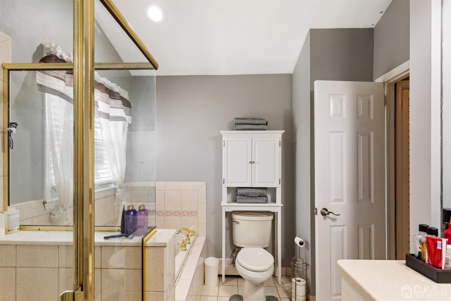 9 Larchmont Road Edison, NJ 08837 - Photo 24 of 31 a bathroom with a toilet a sink and a mirror