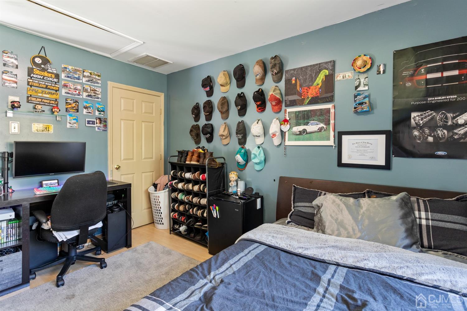 9 Larchmont Road Edison, NJ 08837 - Photo 27 of 31 a view of a workspace with furniture and a window