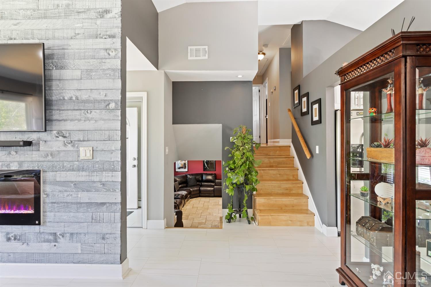 9 Larchmont Road Edison, NJ 08837 - Photo 6 of 31 a view of entryway and hall