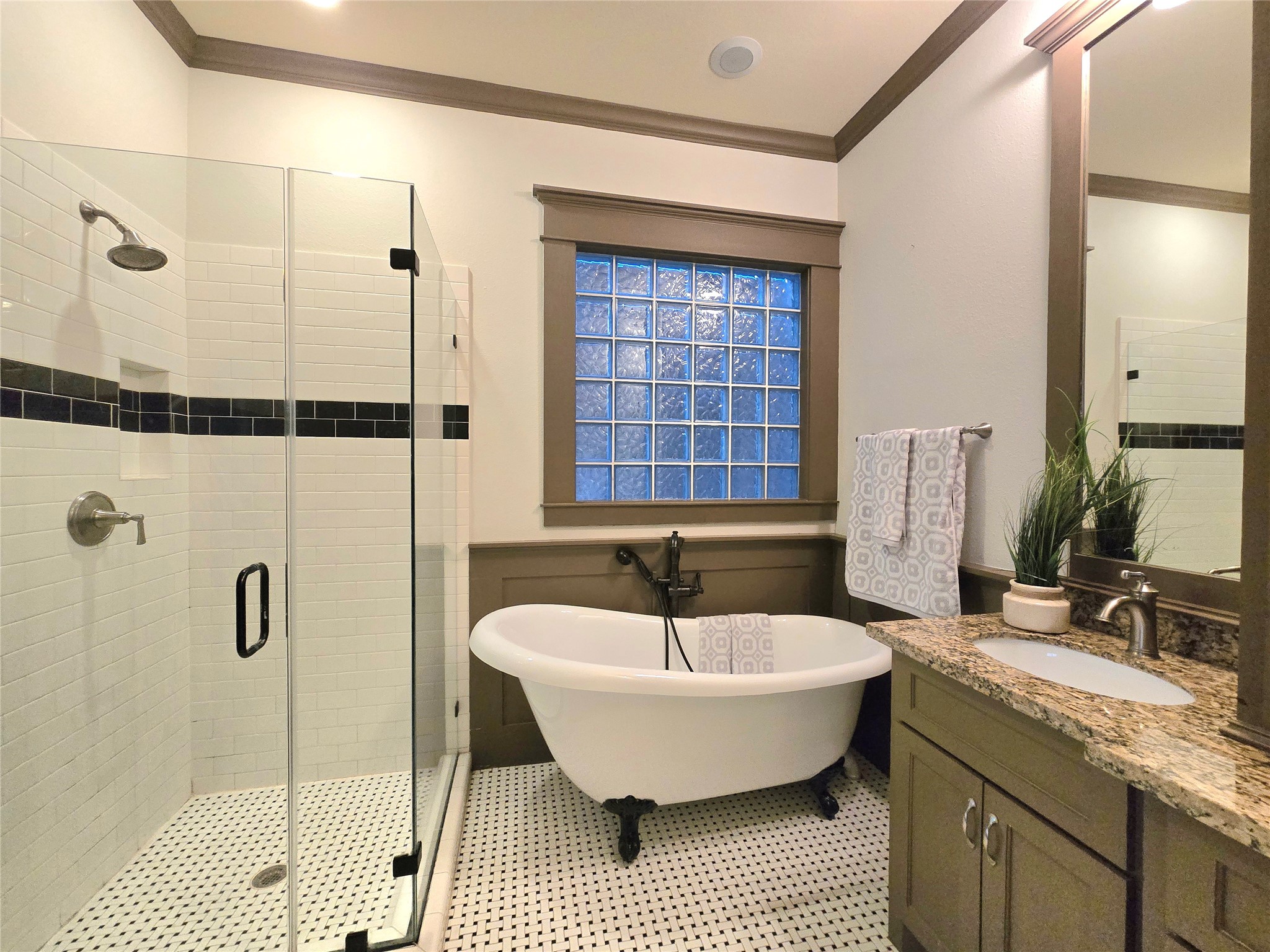 855 Mathis Street Houston, TX 77009 - Photo 15 of 28 Main Bathroom