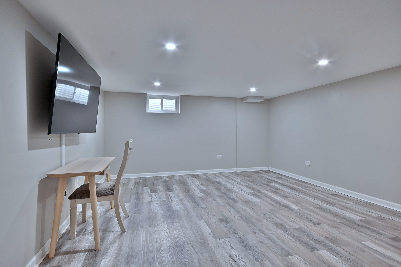 511 West Byron Avenue Addison, IL 60101 - Photo 18 of 31 a view of a livingroom with furniture and wooden floor