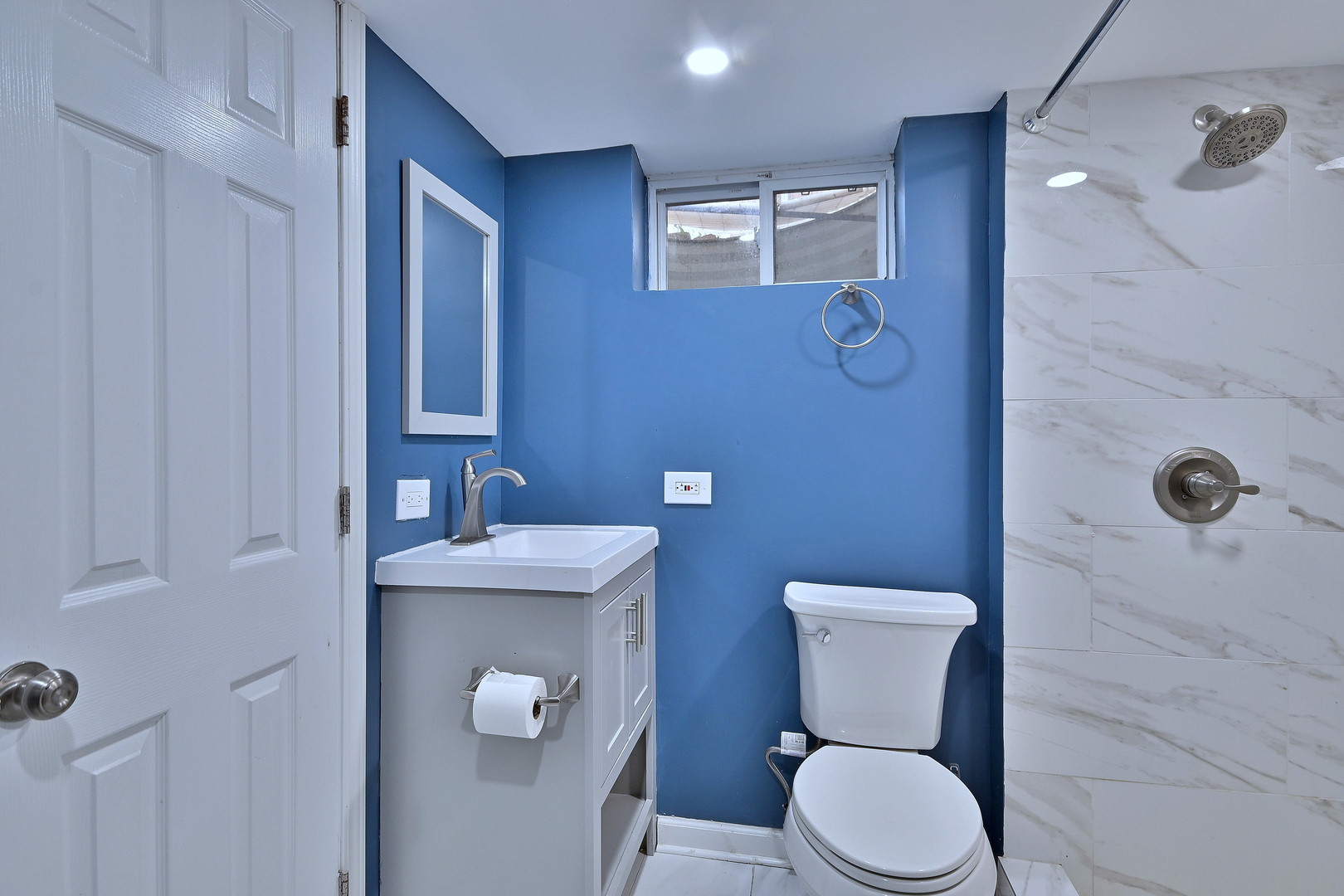 511 West Byron Avenue Addison, IL 60101 - Photo 25 of 31 a bathroom with a toilet a sink and mirror