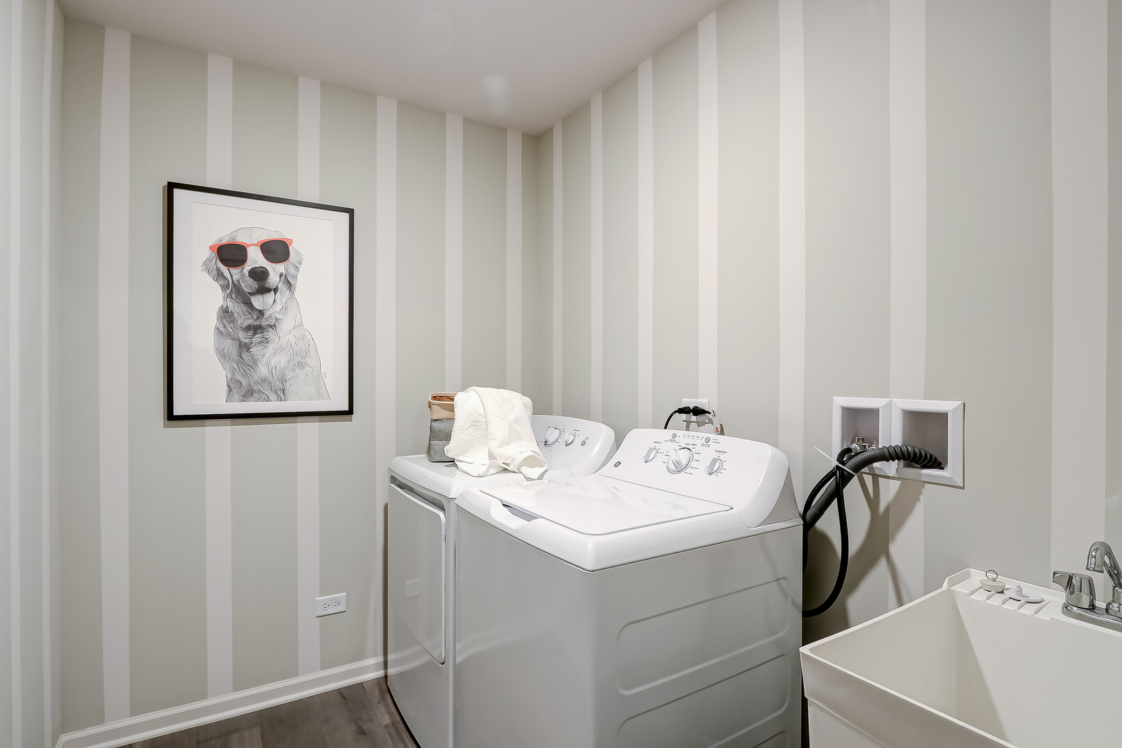 528 Endicott Road South Elgin, IL 60177 - Photo 19 of 34 a utility room with a sink