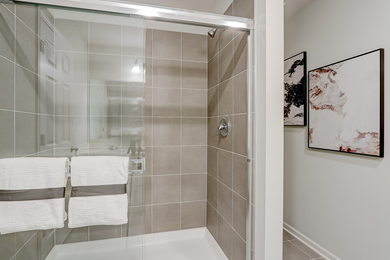 528 Endicott Road South Elgin, IL 60177 - Photo 29 of 34 a bathroom with a bathtub
