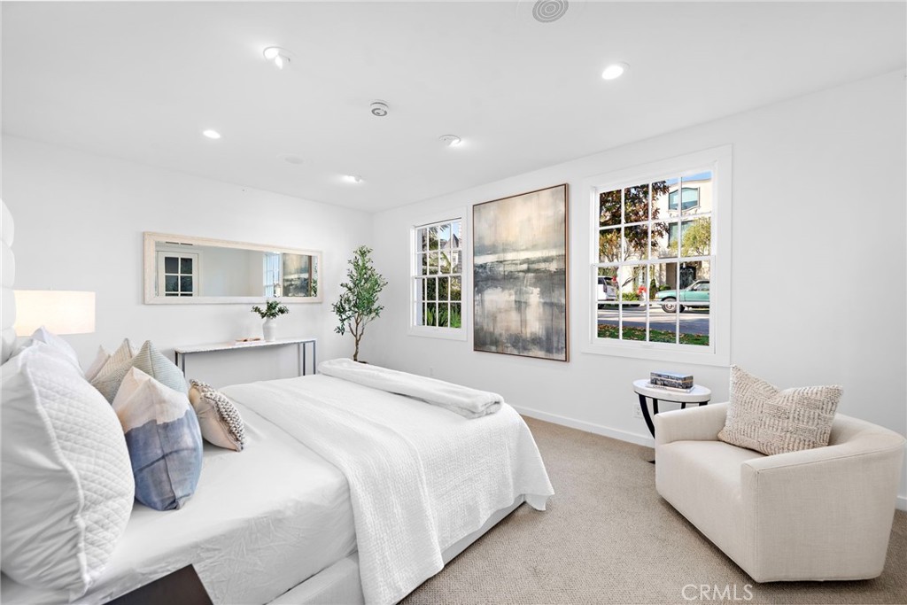 521 Kings Road Newport Beach, CA 92663 - Photo 28 of 48 a spacious bedroom with a bed and a couch