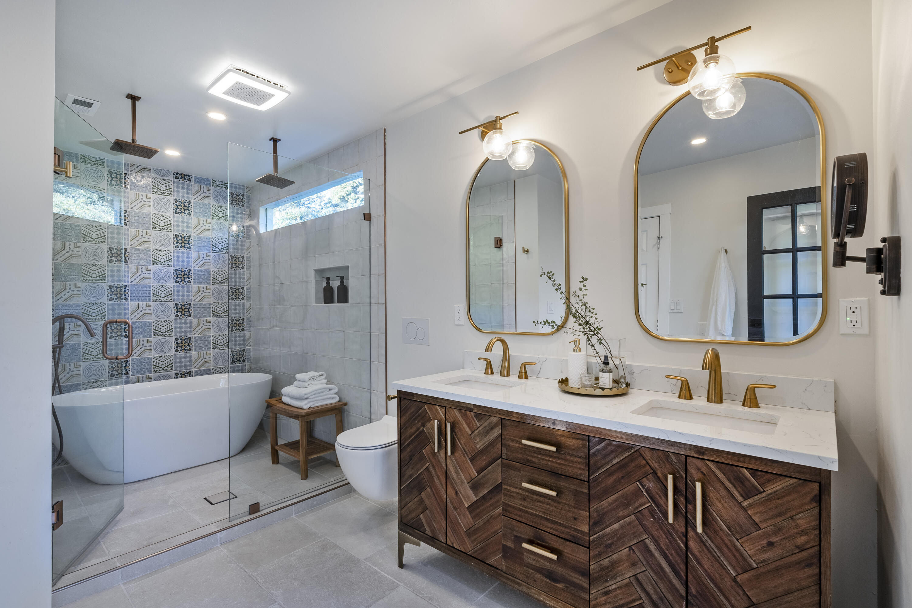 435 Fellowship Road Santa Barbara, CA 93109 - Photo 18 of 38 a bathroom with a double vanity sink a toilet a mirror and bathtub
