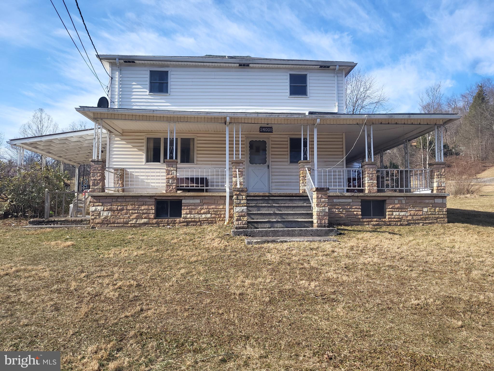 an outdoor view of house