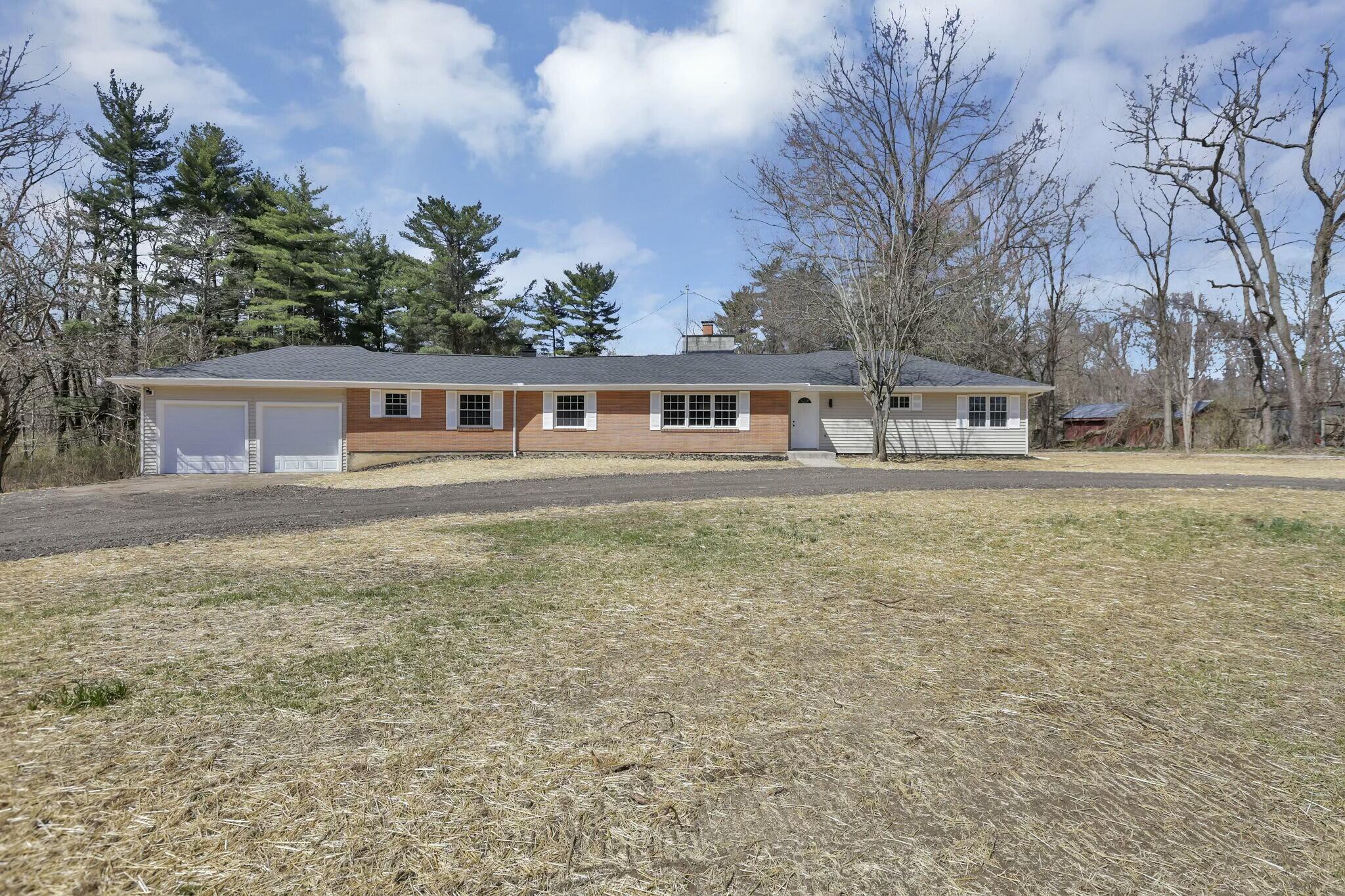 3301 Daglow Road Columbus, OH 43232 - Photo 5 of 60 House sits quite a bit off the road, nice front yard space!